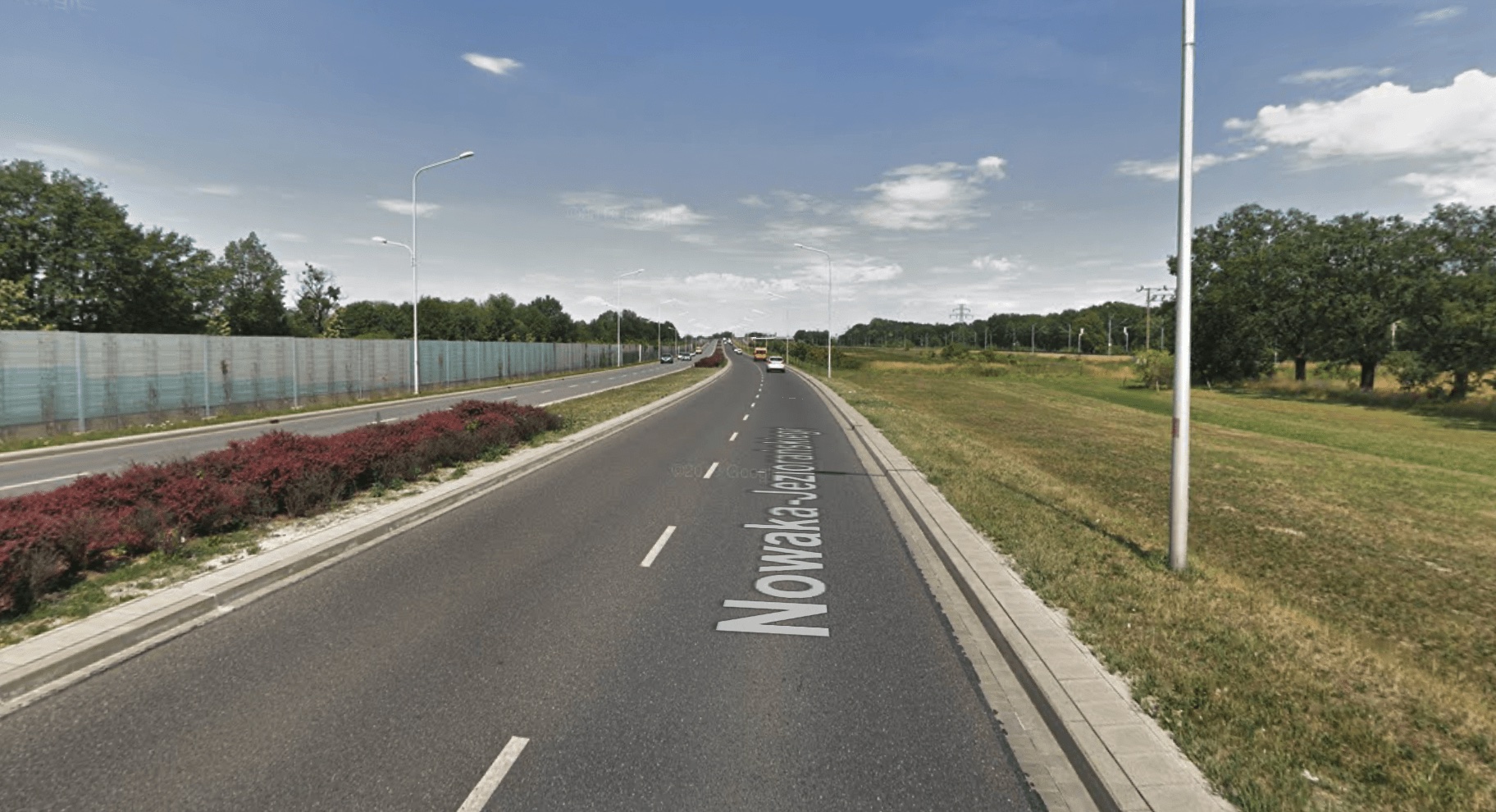 Postawili obszar zabudowany na pustej dwupasmówce. Teraz dziwią się, że nikt go nie przestrzega