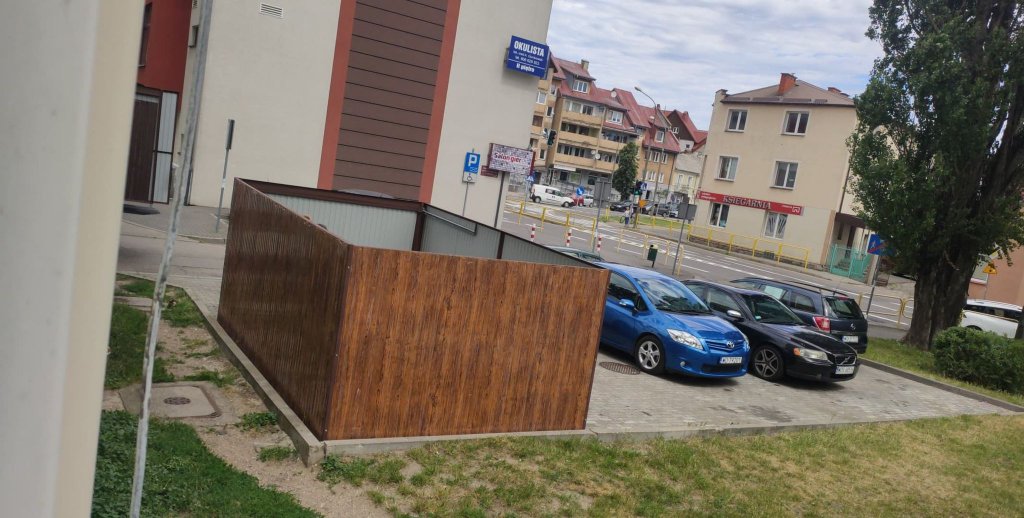 garaż na miejscu parkingowym