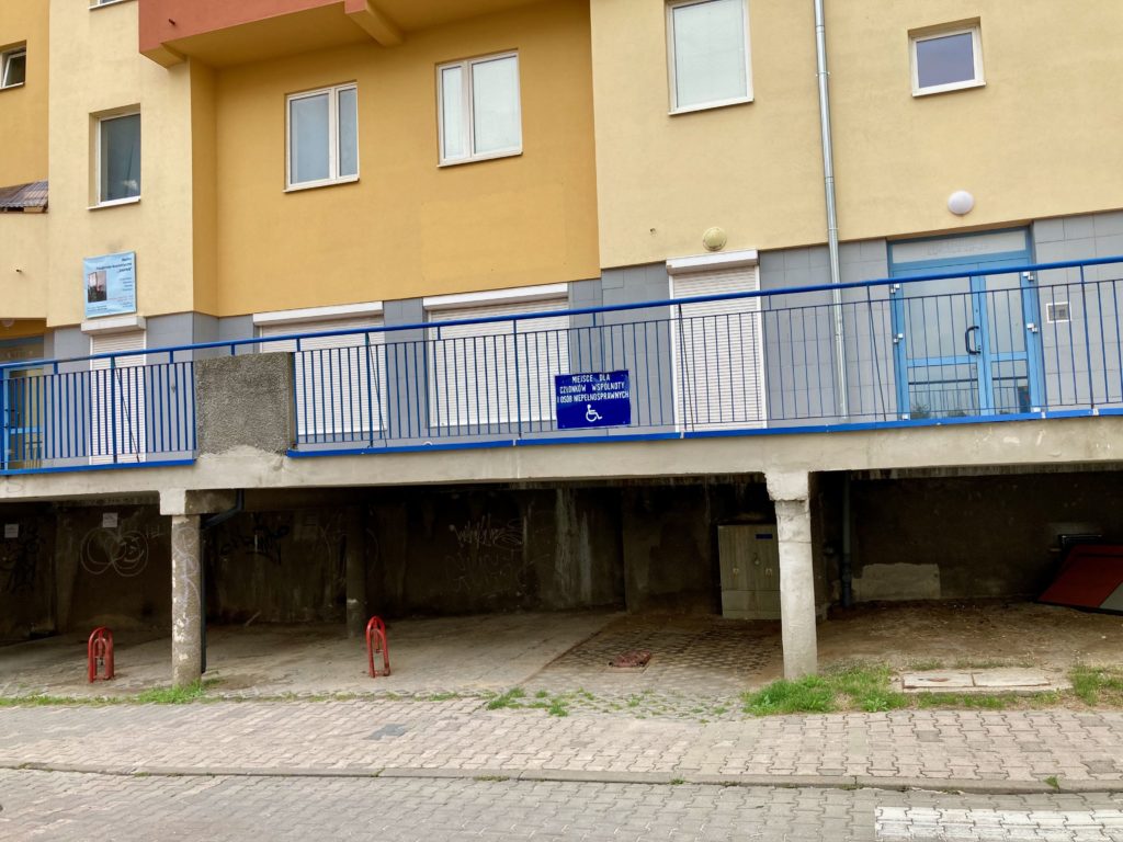 miejsce parkingowe dla niepełnosprawnych 