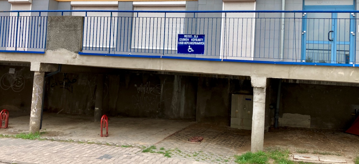 miejsce parkingowe dla niepełnosprawnych