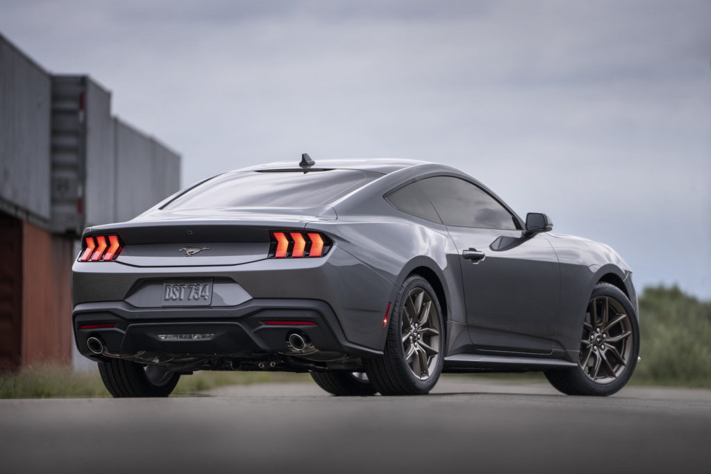 Ford Mustang wyposażenie 