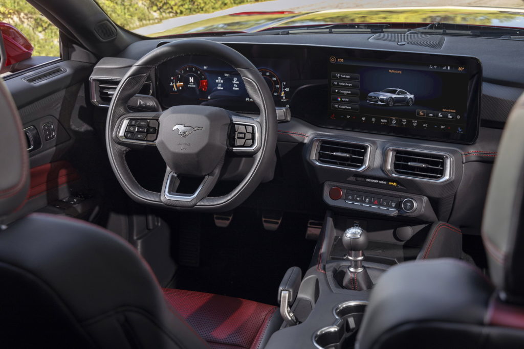 Ford Mustang wyposażenie 