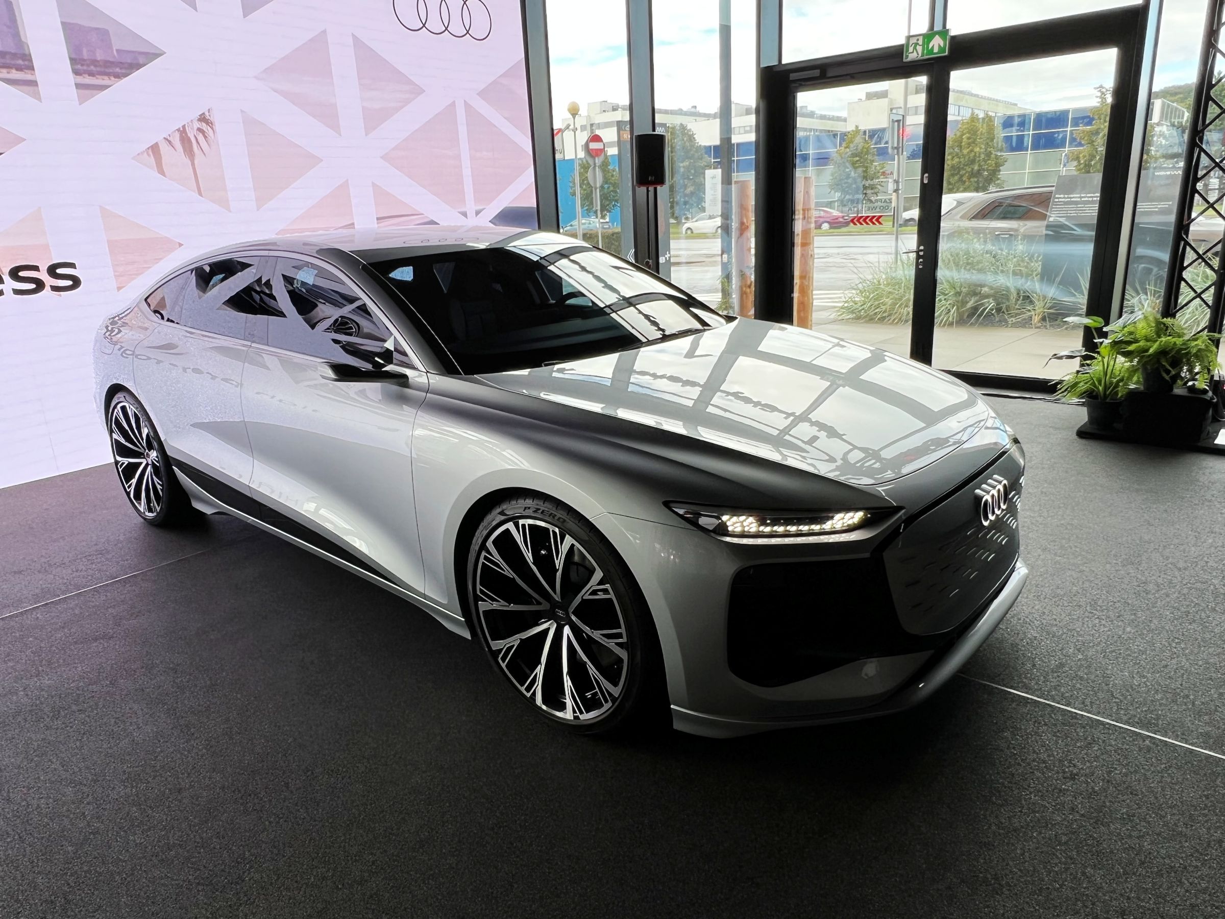 Zagrałem w grę. Audi A6 e-tron wyświetliło mi ją reflektorami na ścianie