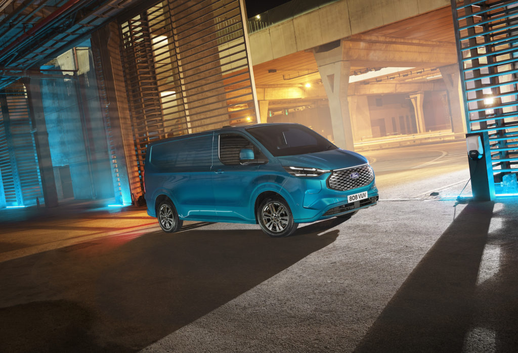 Wyobraźcie sobie znaczek VW i listwę świetlną i macie Volkswagena Transportera 