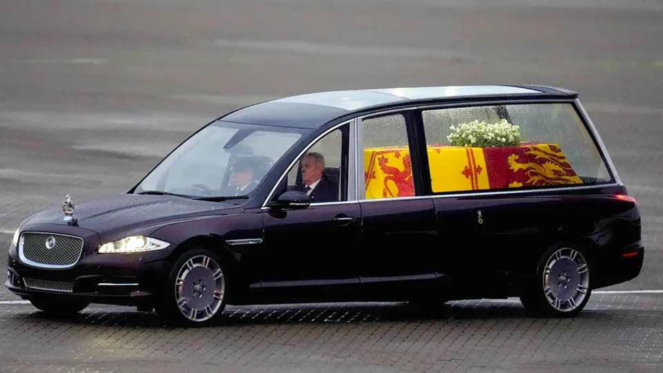 A jednak zmieniono karawan królowej. Teraz to Jaguar State Hearse