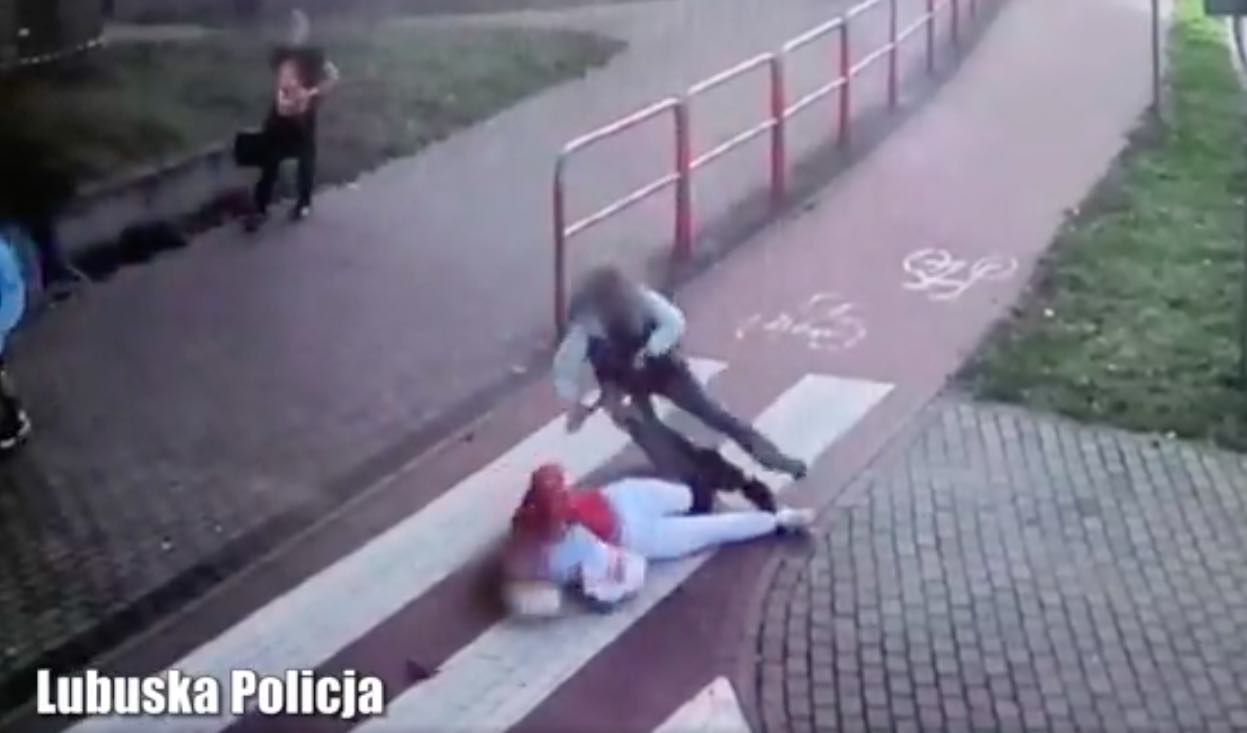Kobieta weszła prosto pod jadącą hulajnogę. Kierująca nie miała szans