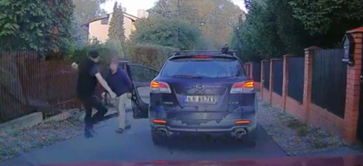 Jechał przepisowo. To jego główny grzech. Prawie dostał w zęby
