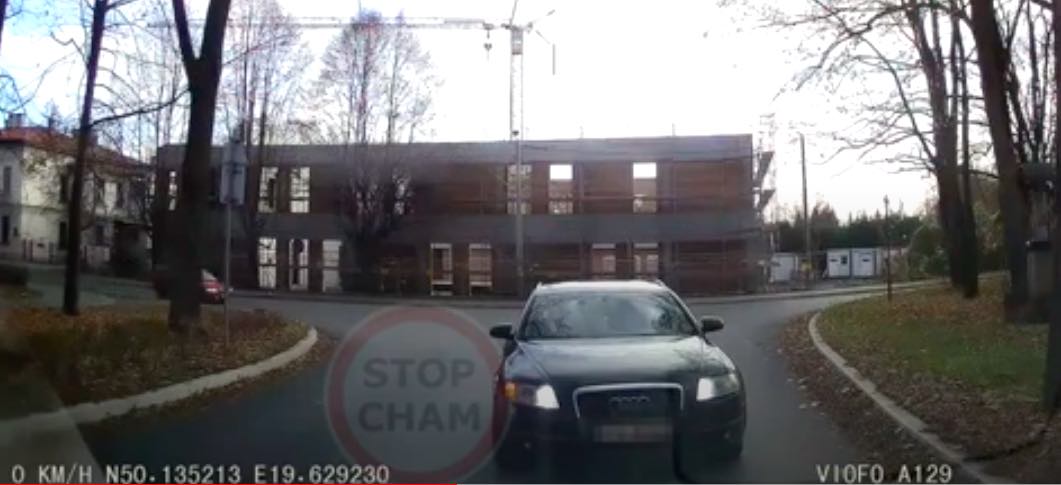 Stoi po lewej stronie jezdni mając prawą wolną i krzyczy „USTĄP MI”. Nazwij to naczynie