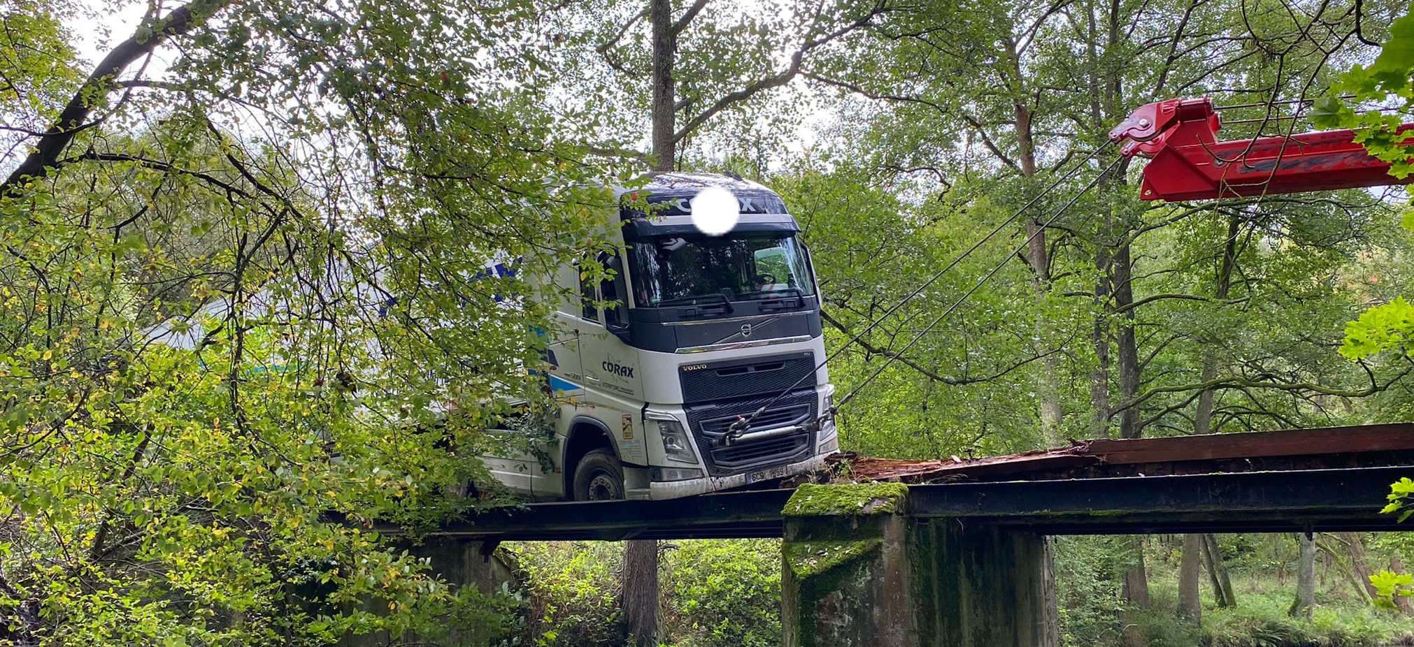 Wjechał tirem na drewniany mostek. Mostek był zszokowany tą decyzją
