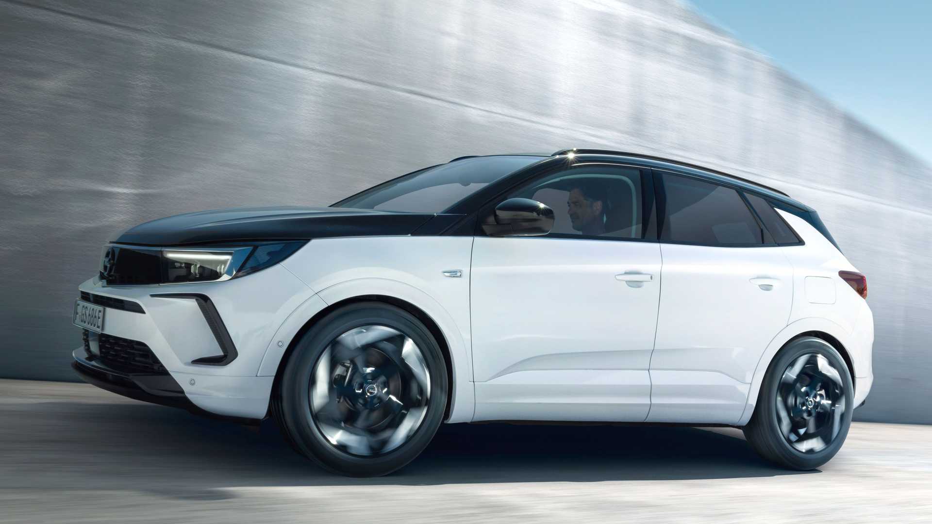 Oto 300-konny Opel Grandland GSe. On wpadł tylko na chwilę