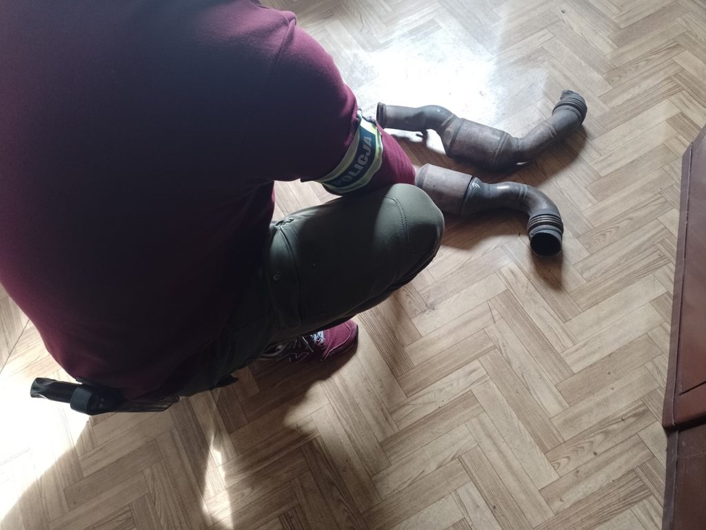 policja szuka właścicieli katalizatorów 