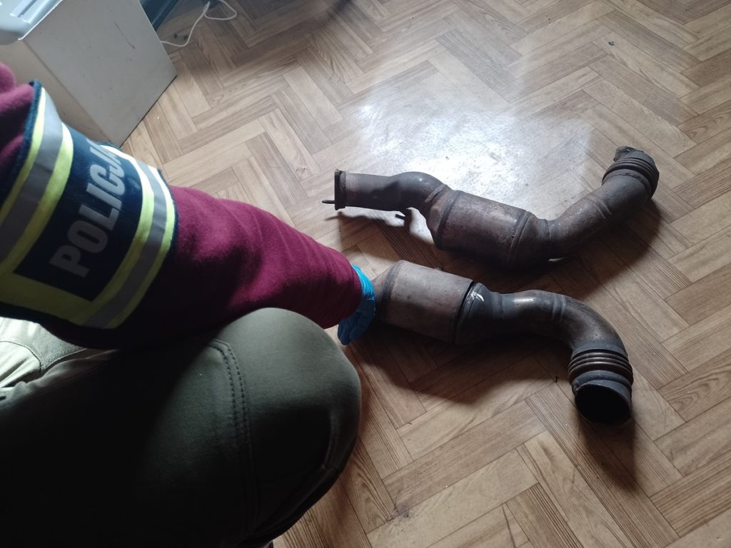 policja szuka właścicieli katalizatorów 