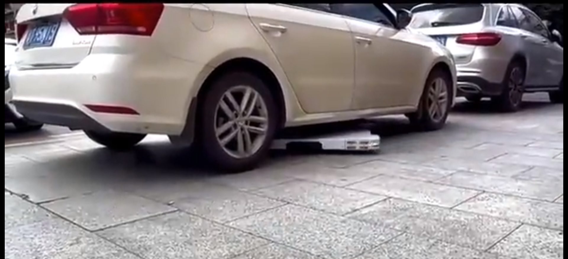 roboty kradną samochody