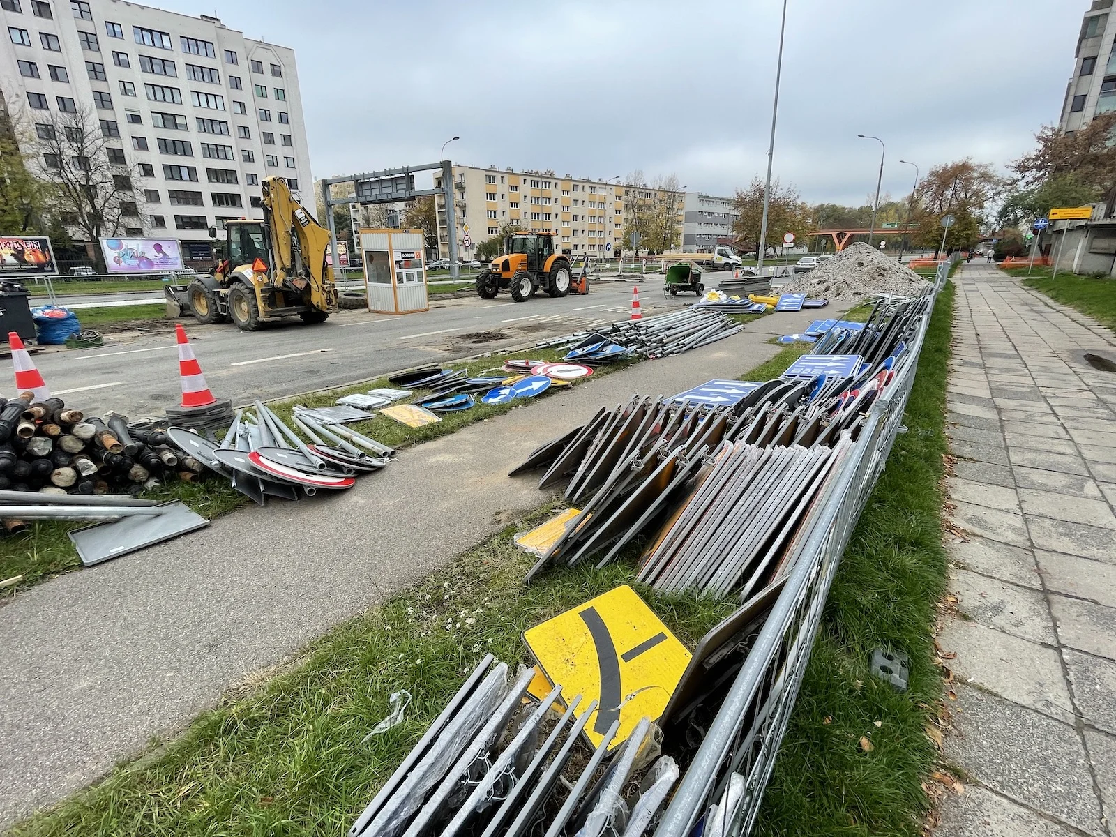 Tak wygląda złomowisko znaków drogowych po rozpoczęciu dużej przebudowy. Jest ich za dużo