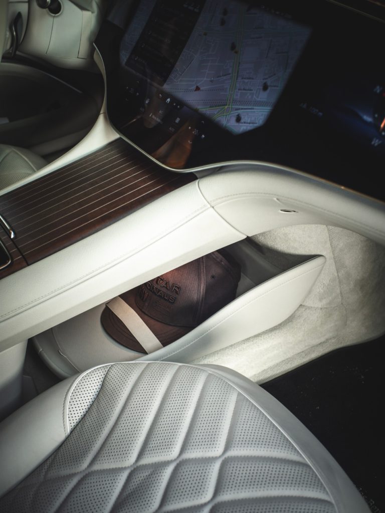 Mercedes EQS 580 miejsce na czapkę 