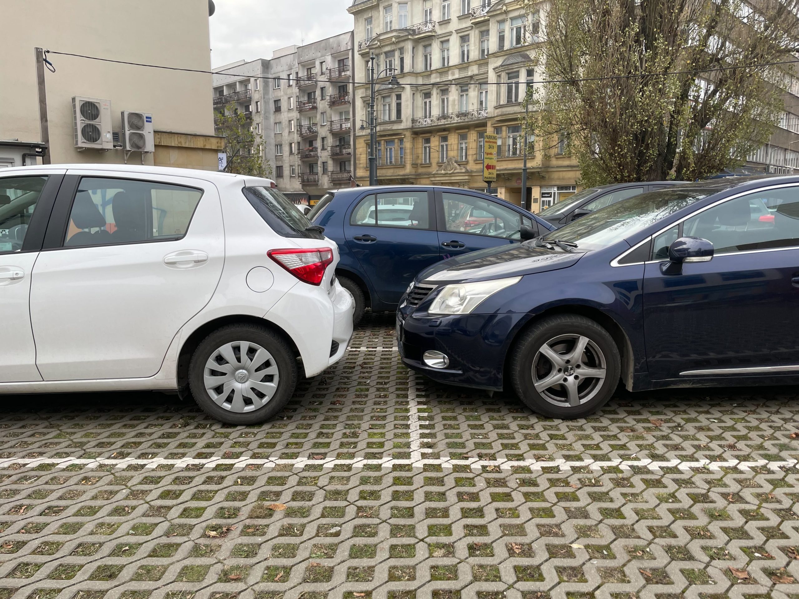 Zaparkowałeś zderzak w zderzak? Zrób tę prostą rzecz nim będzie zbyt późno