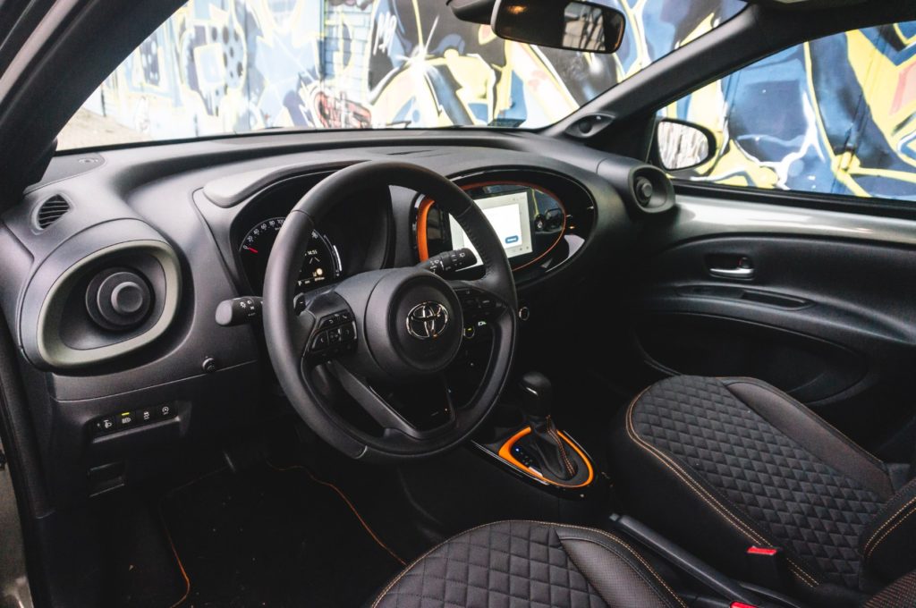 Toyota Aygo X wnętrze 