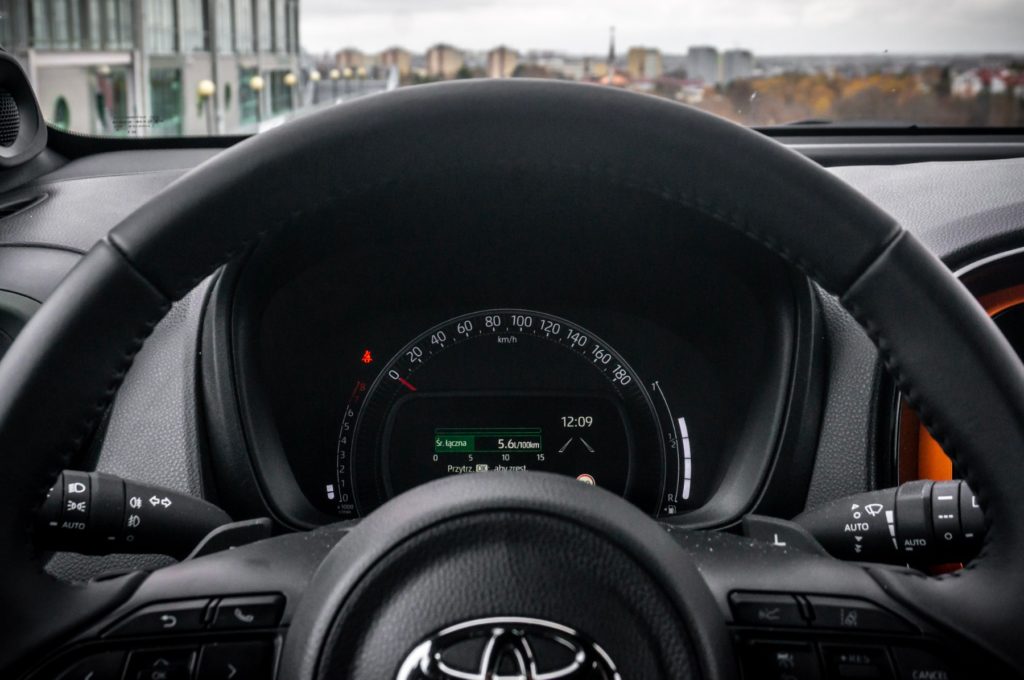 Toyota Aygo X zegary 
