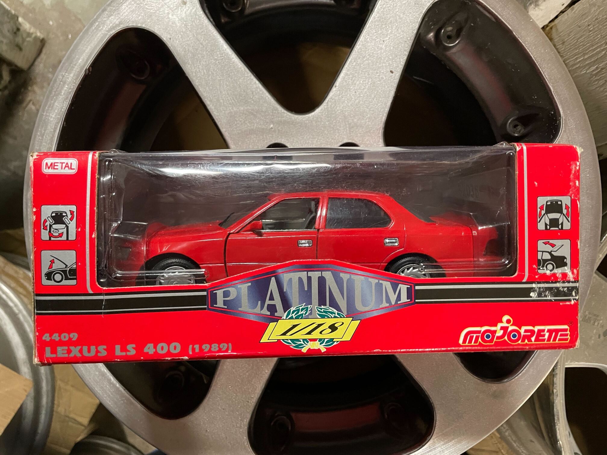 Lexus LS 400 1:18