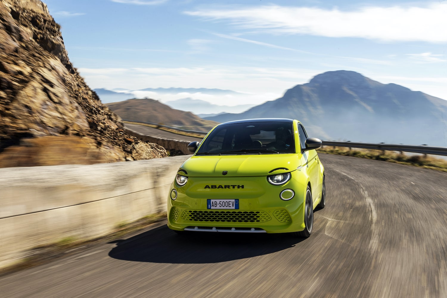 Pierwszy elektryczny Abarth wyceniony. Ile kosztuje w Polsce Abarth 500e?
