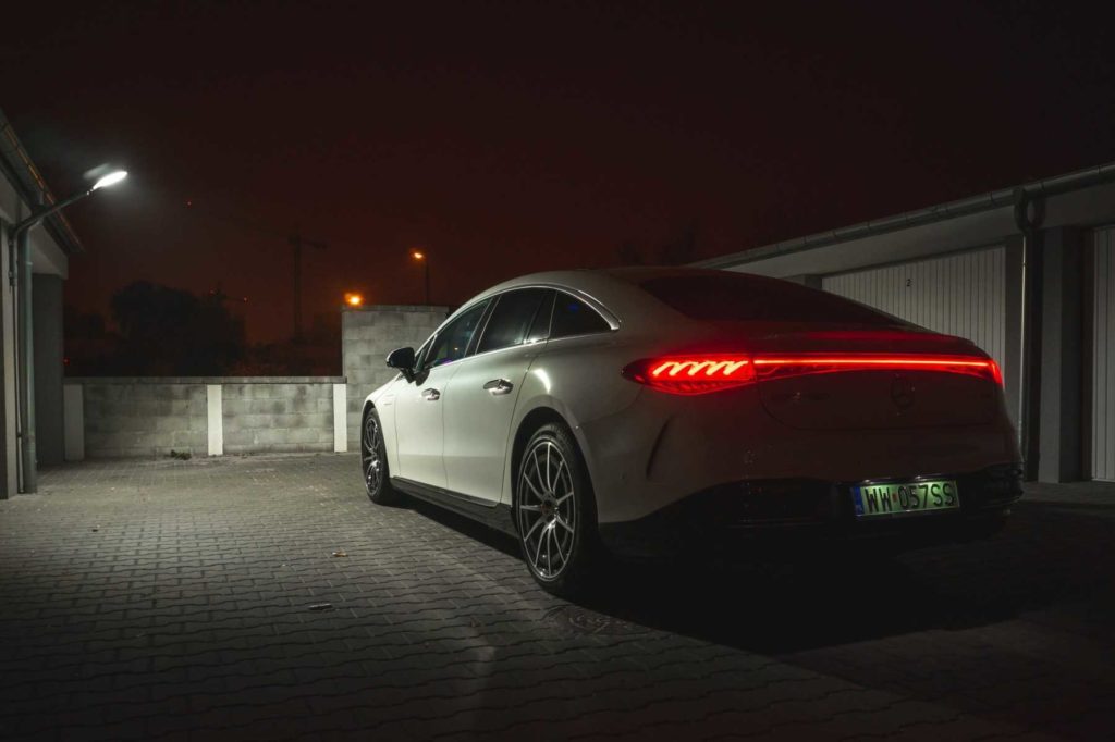 Mercedes EQS nocą 