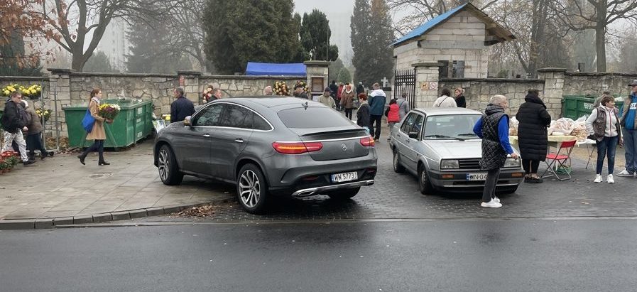Byłem pod 4 cmentarzami w Warszawie. Z parkowaniem nie ma tragedii