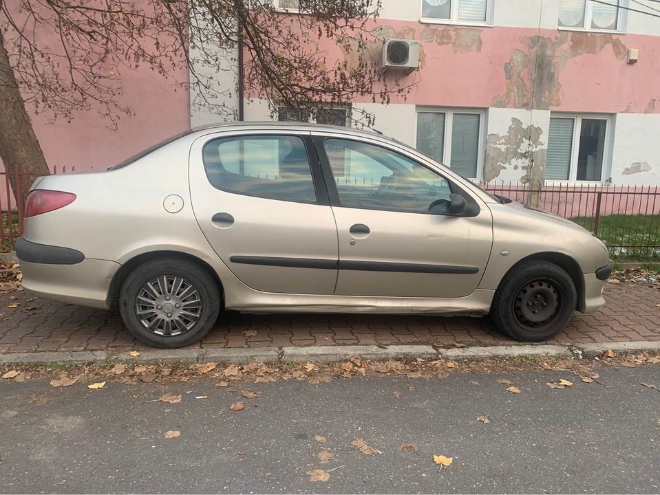 Peugeot 206 sedan nie istnieje, nie może cię skrzywdzić. Tymczasem w Warszawie