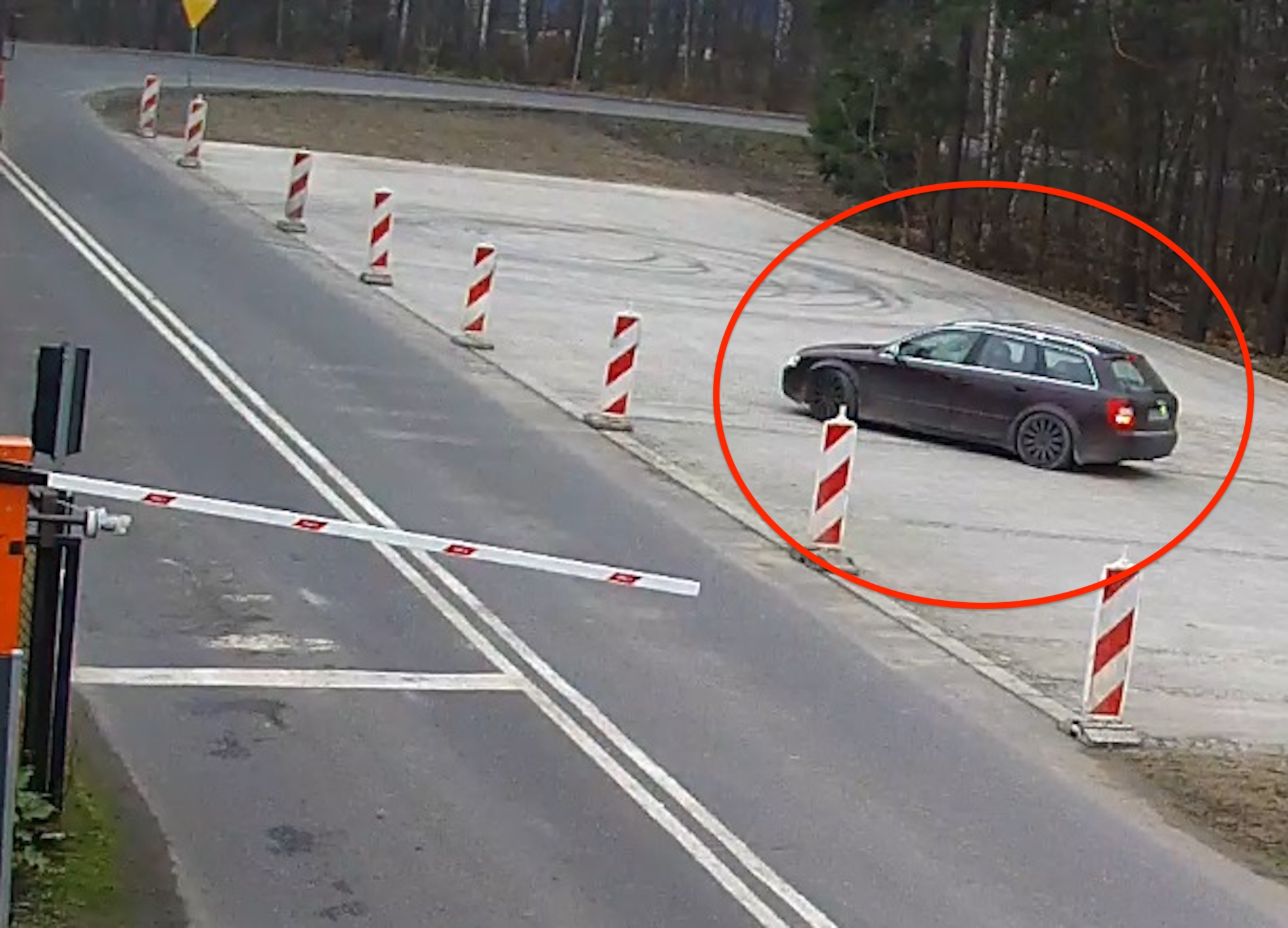Kręcił bączki na parkingu, grozi mu do 5 lat więzienia. Dołóżmy jeszcze 5 za wybór auta