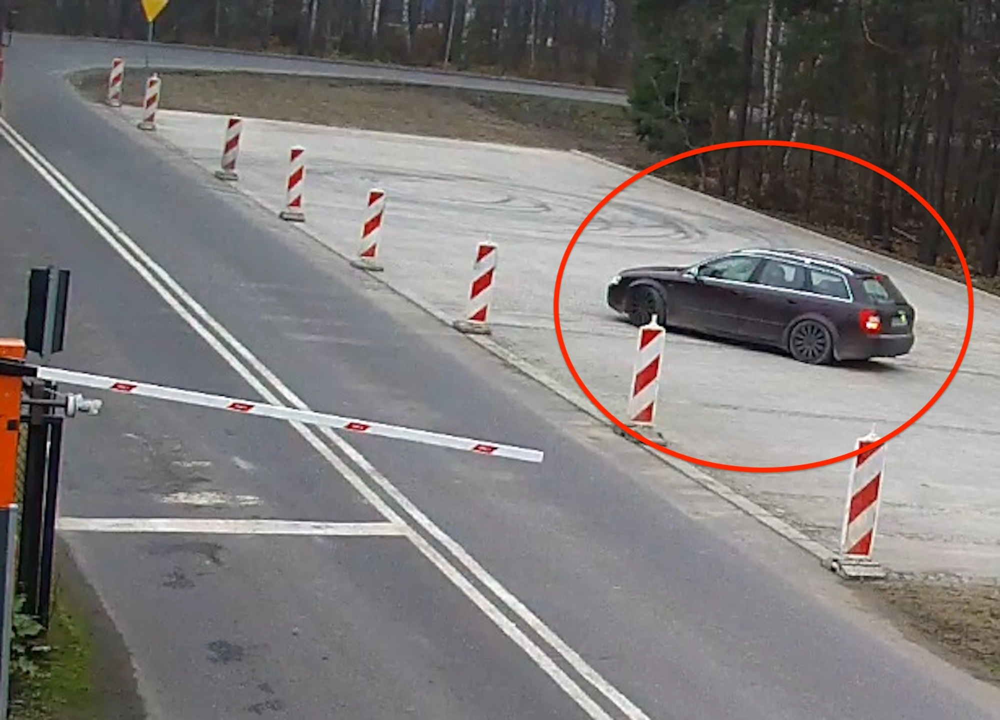 Kręcił bączki na parkingu, grozi mu do 5 lat więzienia. Dołóżmy jeszcze 5 za wybór auta