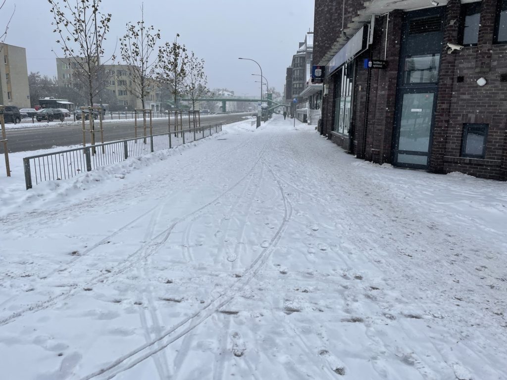 poziome znaki pod śniegiem 
