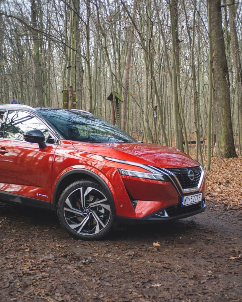czerwony Nissan Qashqai 