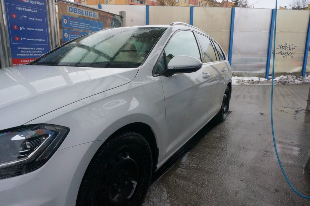 auto na myjni samoobsługowej 