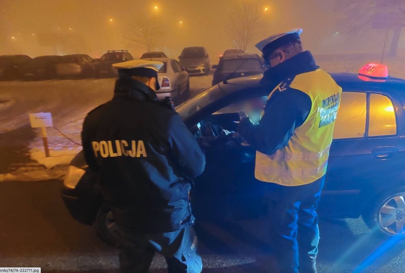 Nie da się być taksówkarzem z aplikacji i nie łamać prawa. Policja łapie za korzystanie z telefonu