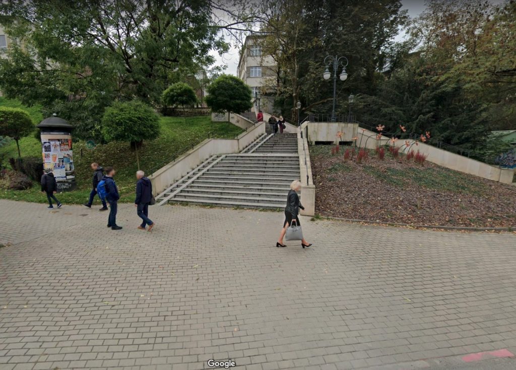 schody koło muzeum szkła 