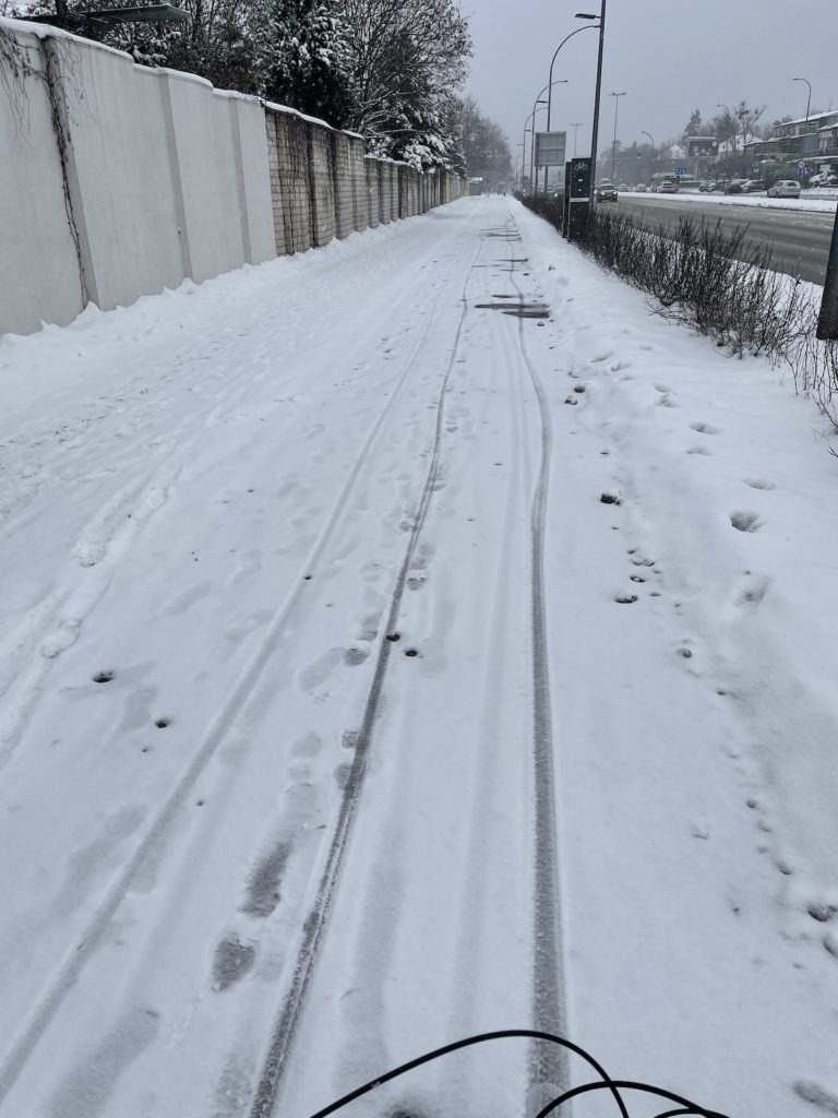 poziome znaki pod śniegiem 