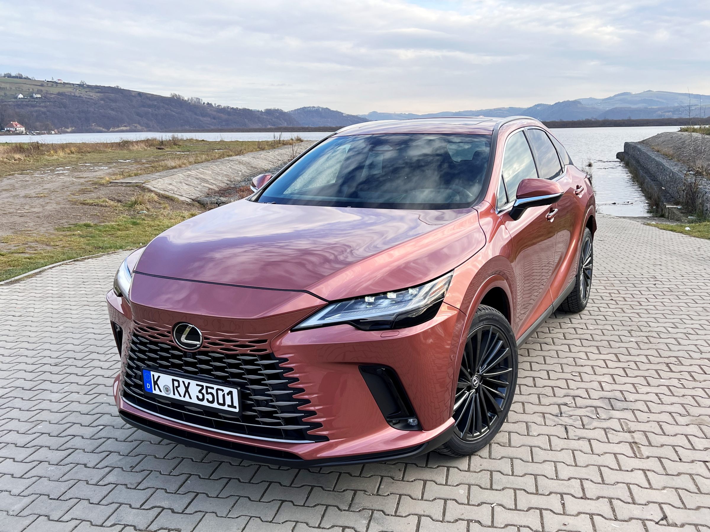 Nowy Lexus RX dostał szalony kolor. Wygląda jak różowa sukienka po upadku w błoto