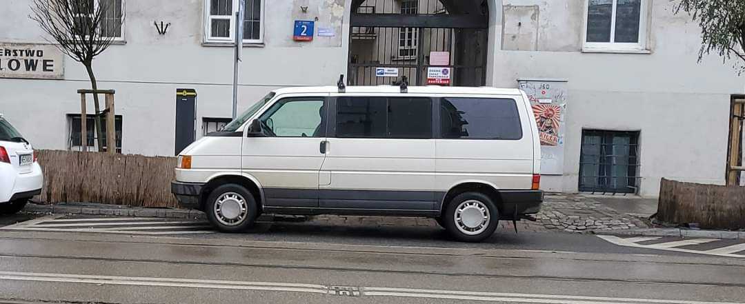 Zastawienie bramy - jaki mandat? Czy można takie auto odholować?