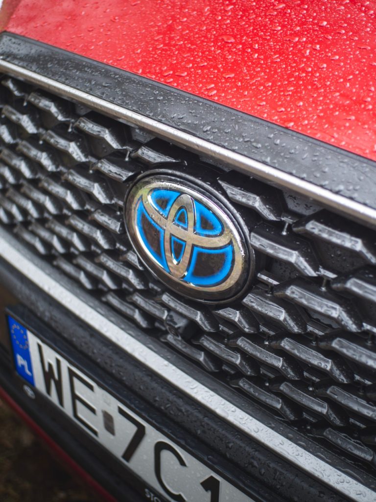 kradną znaczki toyoty