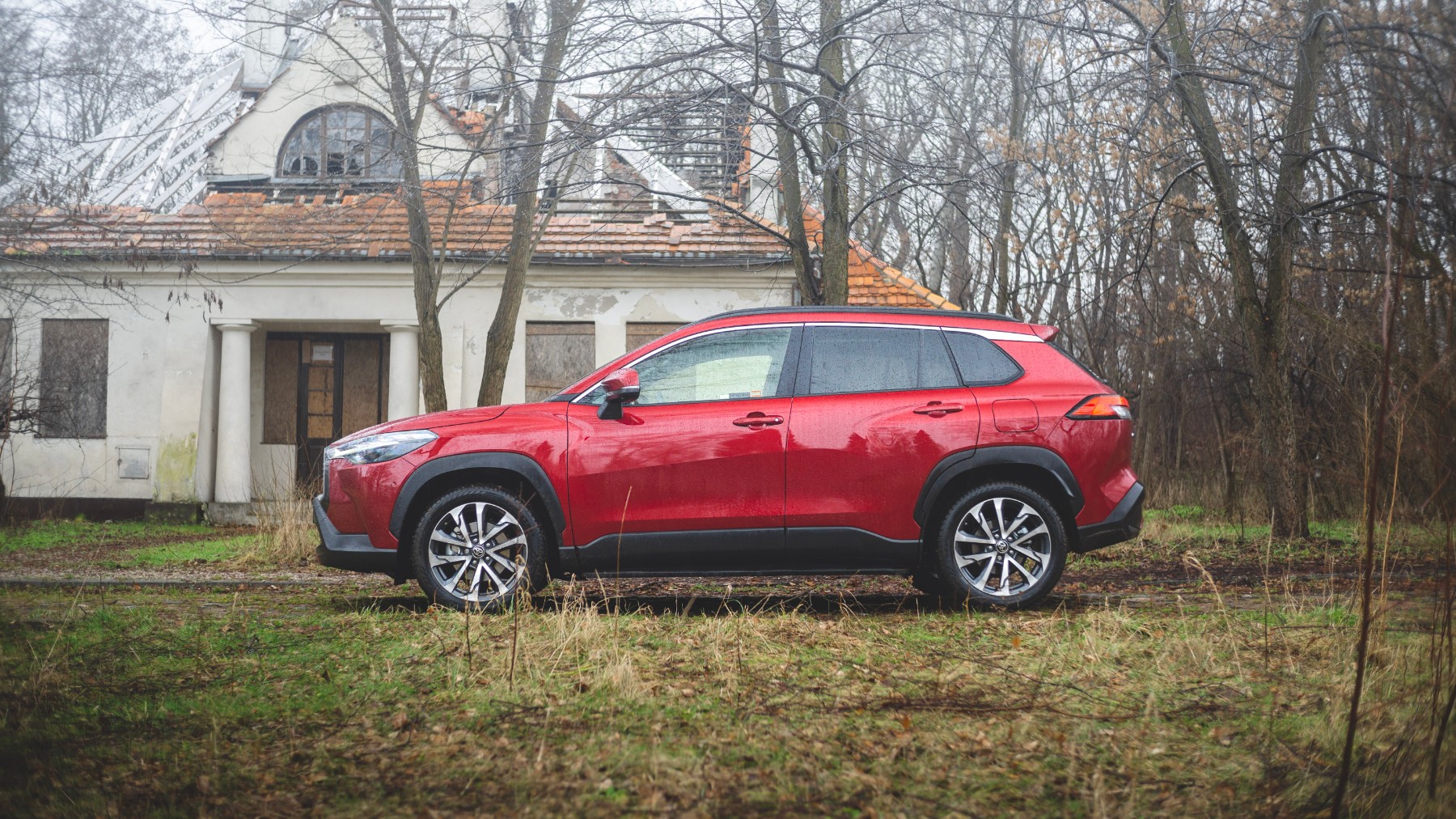 Toyota Corolla Cross w wersji 1.8 kontra rywale. Przegląd samochodów za 143 900 zł