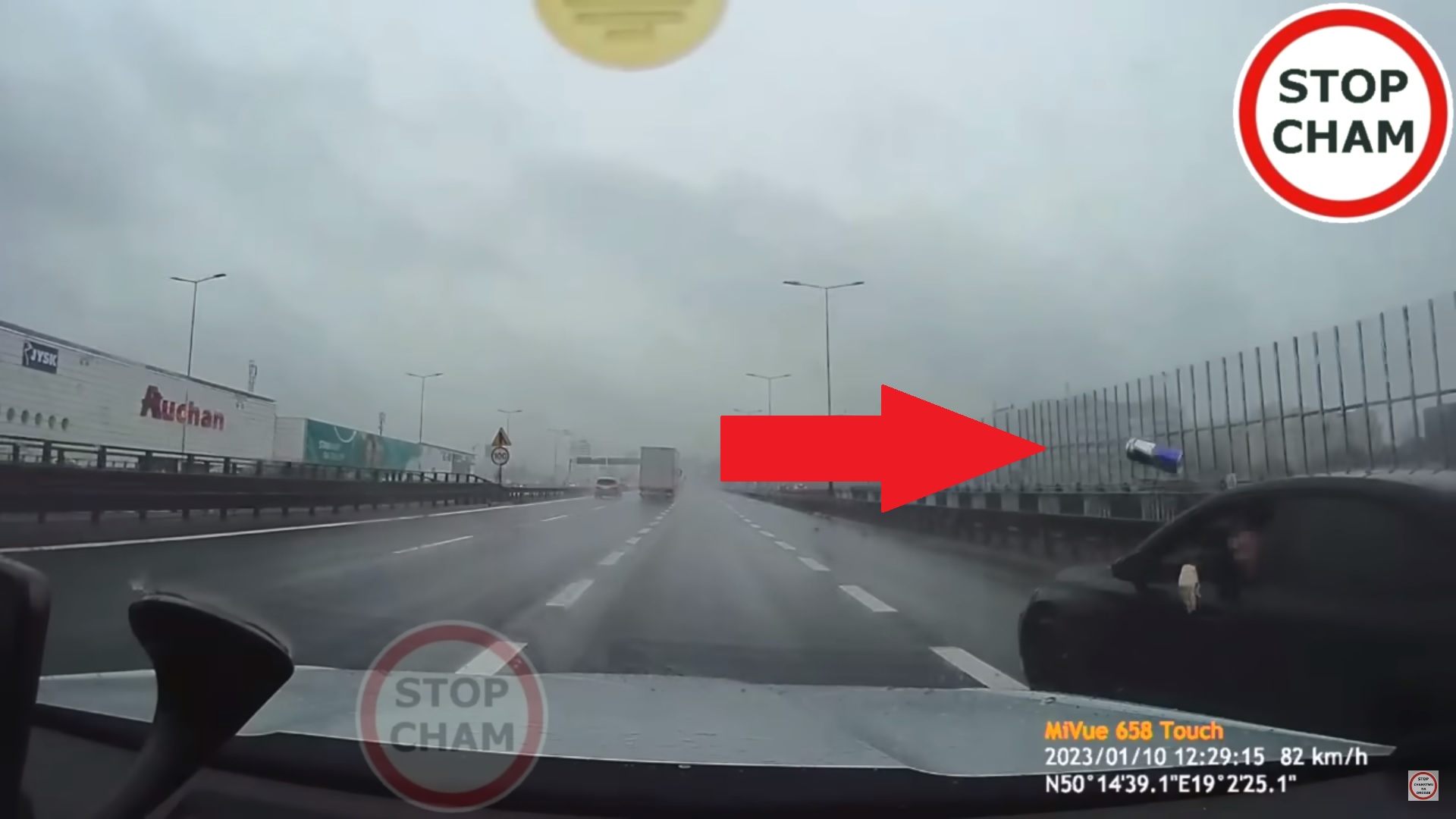 kierowca audi rzucił puszką