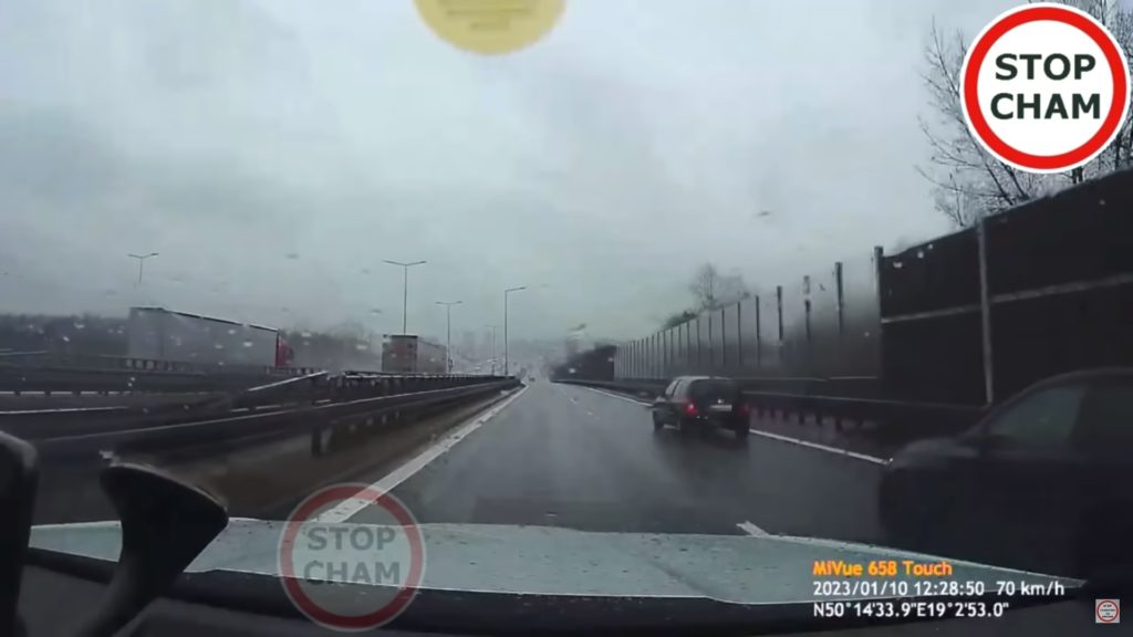 kierowca audi rzucił puszką 