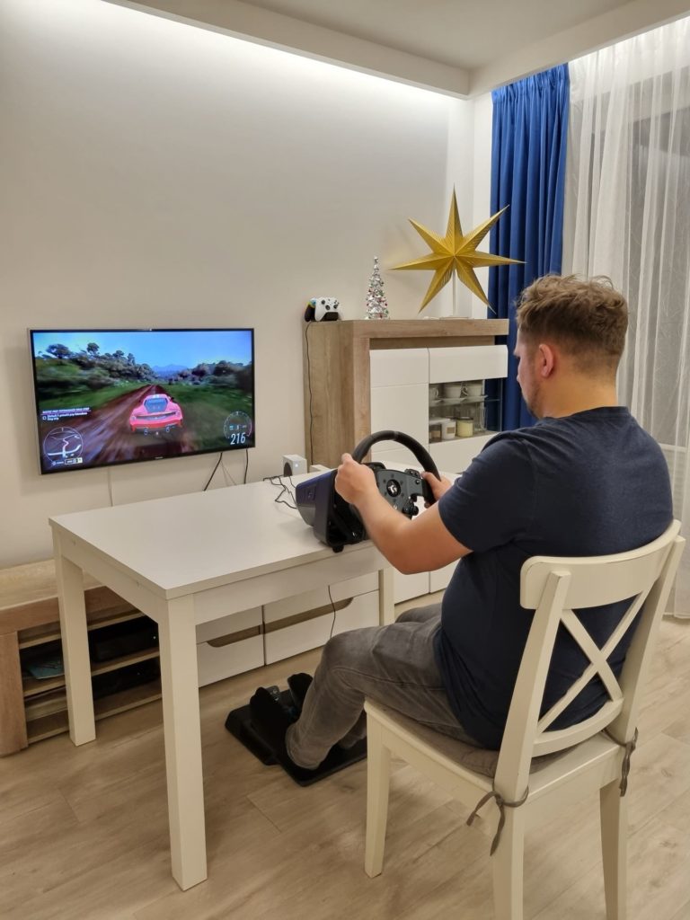 Test Logitech Pro Racing Wheel Logitech Pro Racing Pedals 