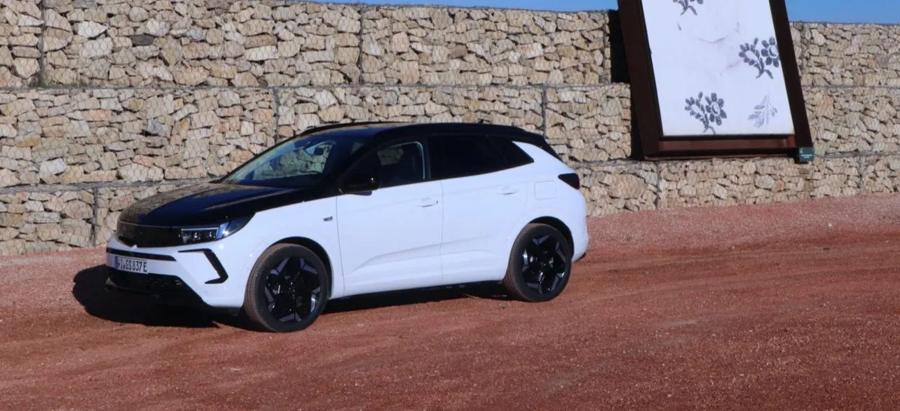 Opel Grandland GSe: pierwsza jazda. Do Polski trafi tylko 50 egzemplarzy
