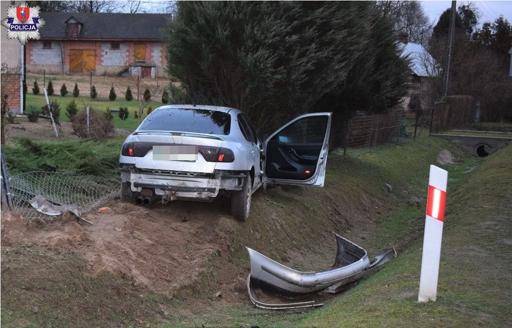 samochód wypadł z drogi 