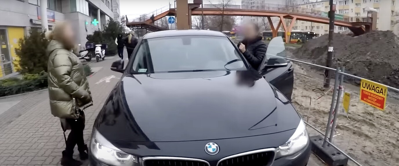 Kierowca BMW wczuł się w bycie rowerzystą. Jeździł po drodze dla rowerów i narzekał na infrastrukturę