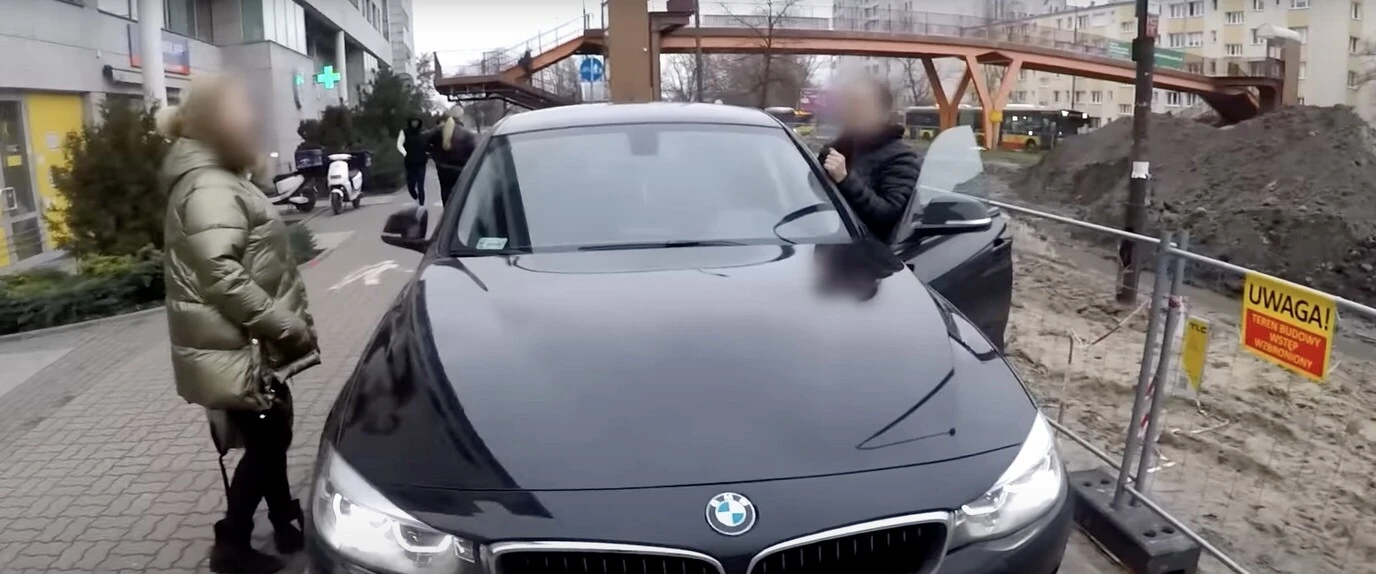 Kierowca BMW wczuł się w bycie rowerzystą. Jeździł po drodze dla rowerów i narzekał na infrastrukturę