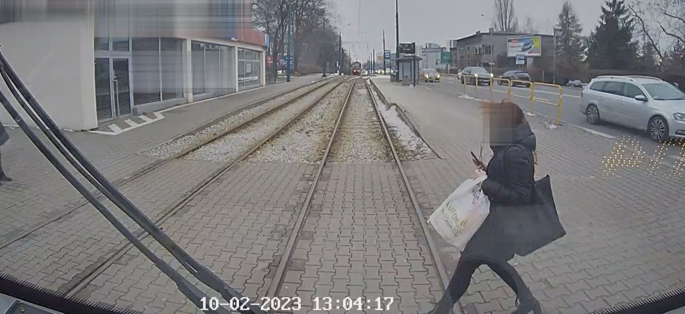 piesza wchodzi pod tramwaj wypadek z udziałem tramwaju