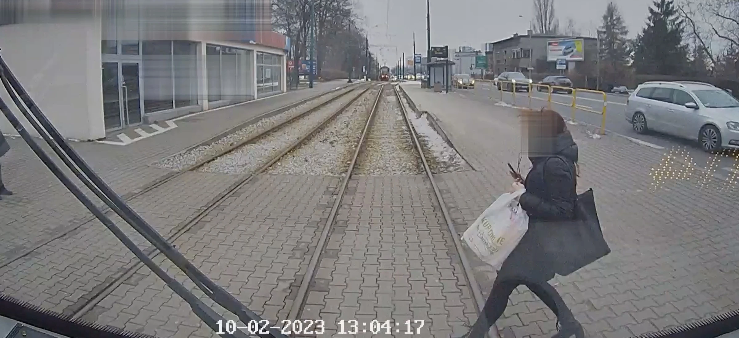 piesza wchodzi pod tramwaj wypadek z udziałem tramwaju