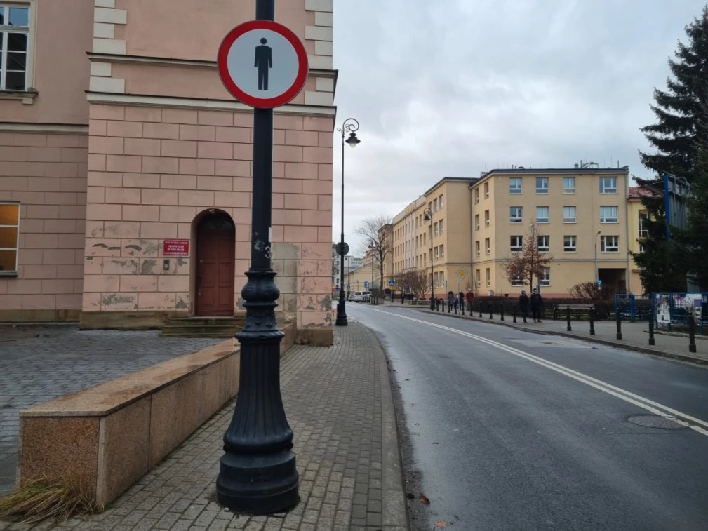 zakaz ruchu pieszych 