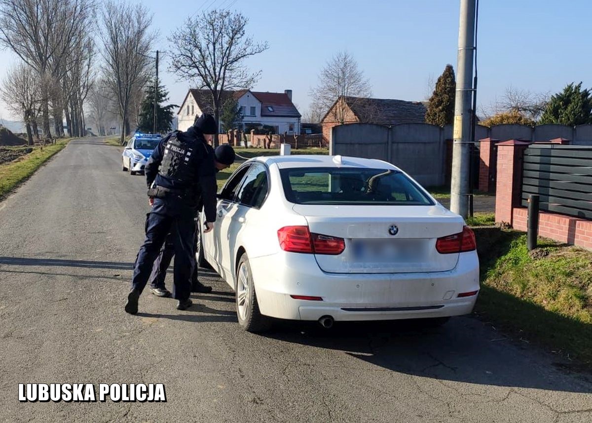kierowca bmw chciał zmylić policyjny pościg kierunkowskazem